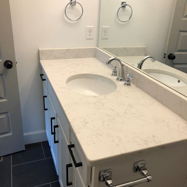 Building Photo - 3 STORY 2BD 2.5 BA APARTMENT WITH UPSTAIRS LOFT THAT OPENS TO BALCONY