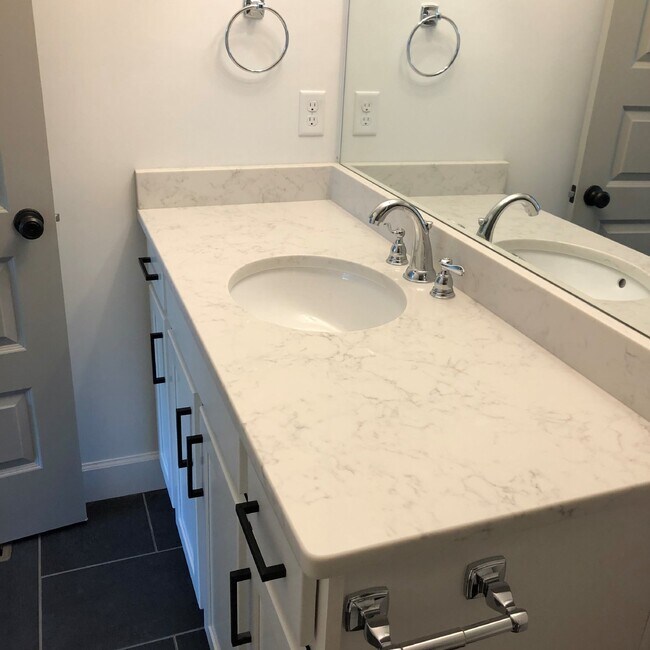 Foto del edificio - 3 STORY 2BD 2.5 BA APARTMENT WITH UPSTAIRS LOFT THAT OPENS TO BALCONY