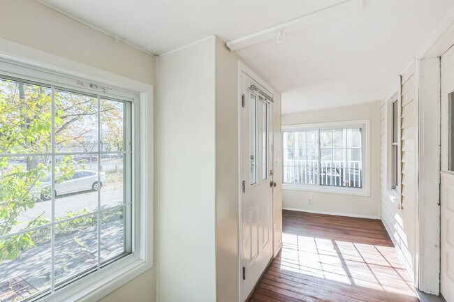 Building Photo - Charming North Collinwood Cottage