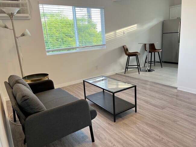 Foto del edificio - 1357 W 23rd St