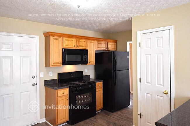 Building Photo - 9586 Lakeview Cir