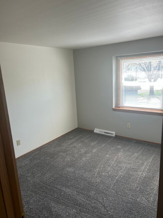 Building Photo - 730 Fairwood Dr