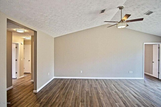 Foto del edificio - Charming 4-Bedroom Home in Panama City with 2 Full Bathrooms and 1325 Sq Ft."