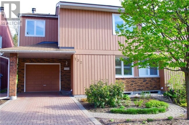 Building Photo - 732 Mooney's Bay Pl