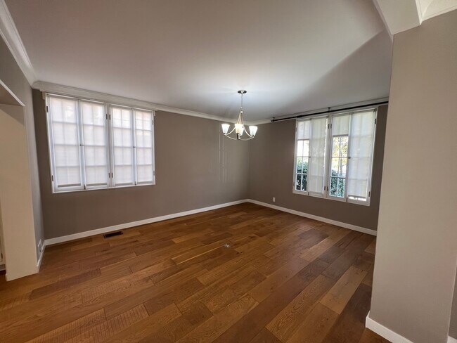 Dining area - 803 Schumacher Dr