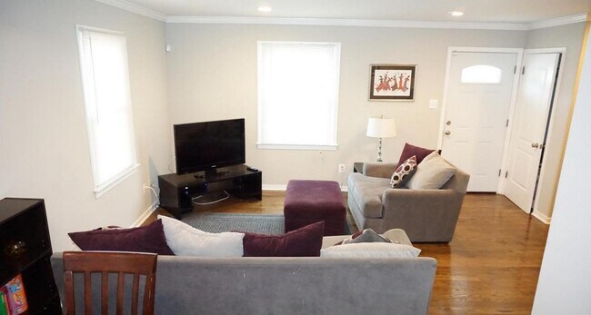Living - 5805 Choctaw Dr