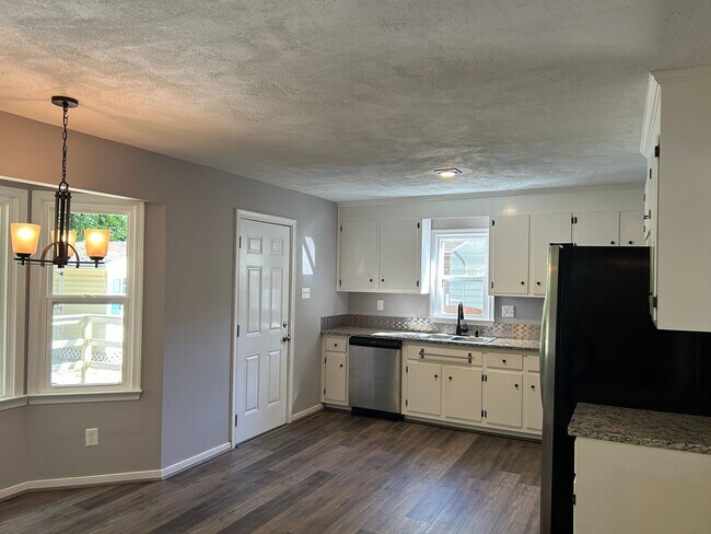 Building Photo - Charming 3BR Cape Cod w/ Loft, Skylights & Fenced Yard – Prime Midlothian Location - Buckingham V...