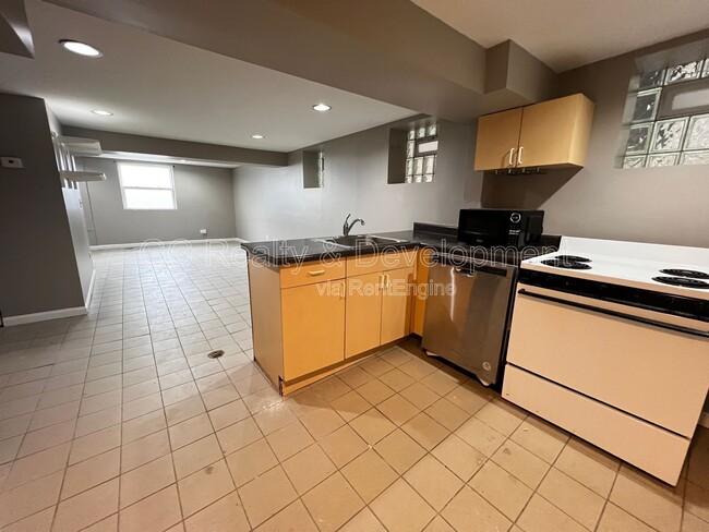 Foto del edificio - 2227 N Clybourn Ave