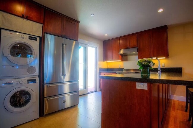 Building Photo - Beautiful 2 Bed 2 Bath Duplex with A/C