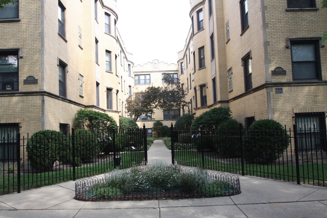 Primary Photo - 4615 N Paulina St