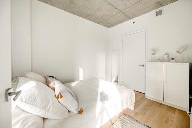 Building Photo - Z-1770