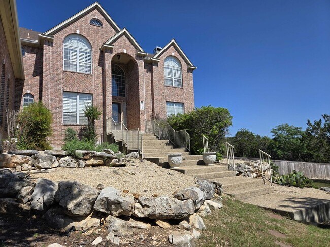 Foto del edificio - *COMING SOON* Luxurious 2-Story Home in Gated Stone Oak Community – Pool & Lawn Care Included