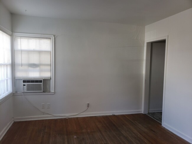 Building Photo - 1 bed / 1 bath apartment available now!