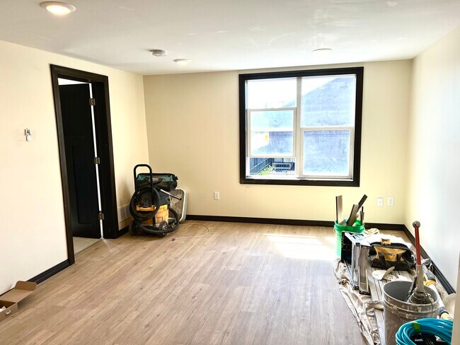 Building Photo - 204 3rd Ave