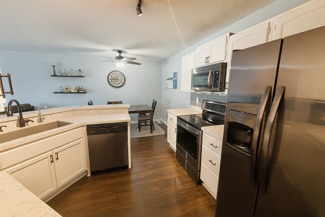Foto del edificio - Rare and Beautifully Updated Townhome in a...