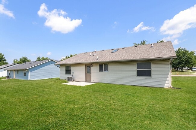Building Photo - Check out this 3 bed 1.5 bath single family home in Springfield!