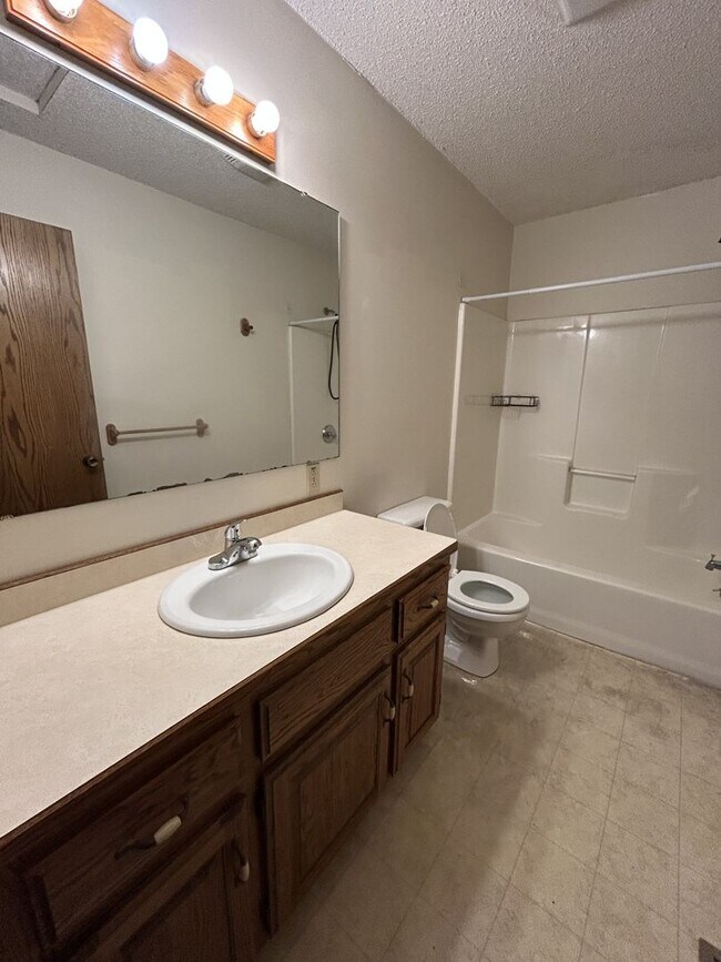 Building Photo - 516 E Monroe St