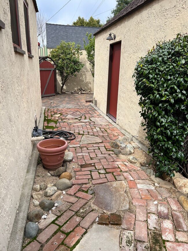 Building Photo - Charming upgraded home in Historic Redlands!
