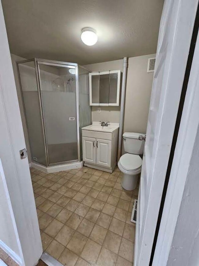 Building Photo - Charming 2 Bedroom 1 Bath Home