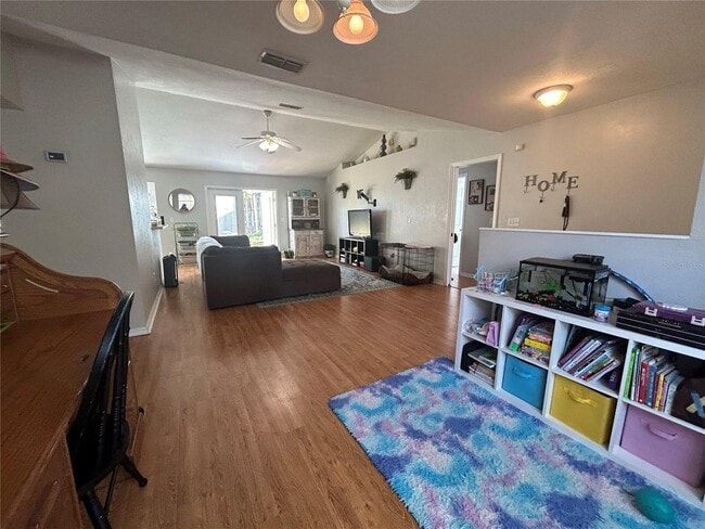 Building Photo - Private bedroom with shared bath in Wellin...