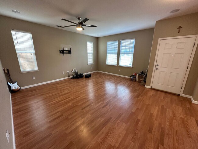 Building Photo - * SOLAR * Beautiful 3 Bedroom, 2 Bath Mant...