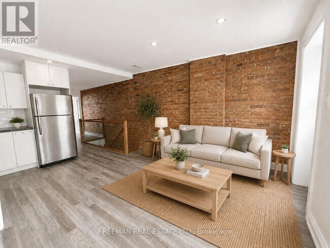 Building Photo - 342 Howland Ave