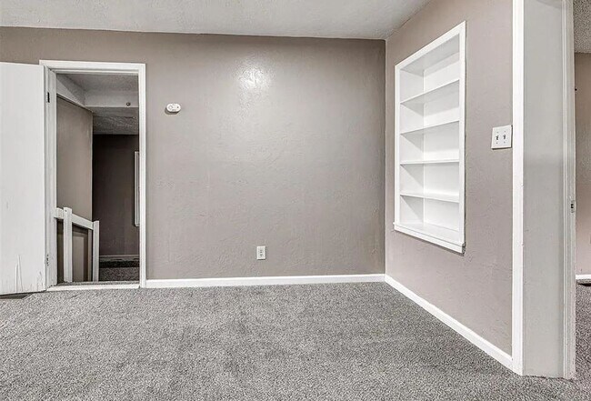 Foto del edificio - 3-Bedroom Available!