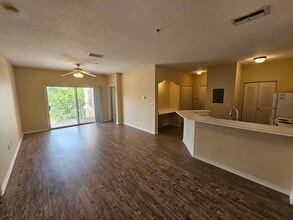 Building Photo - 605 Fairway Dr
