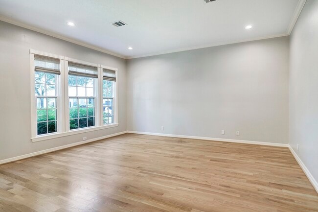 Building Photo - 4120 University Blvd