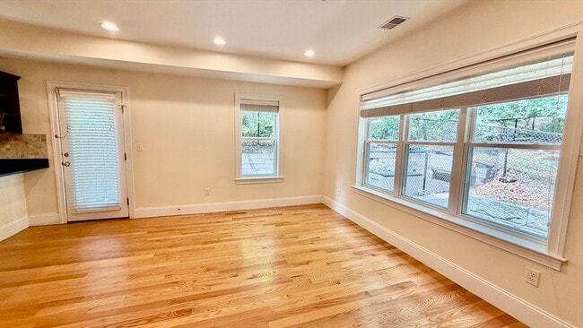 Building Photo - 865 Lagrange St