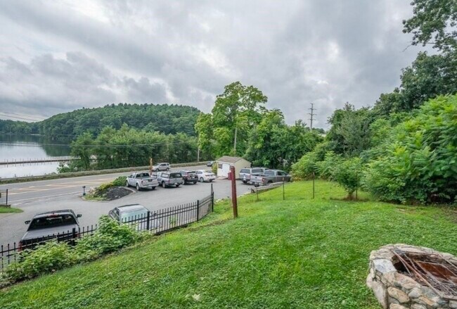 Foto del edificio - 231 Lakeside Ave