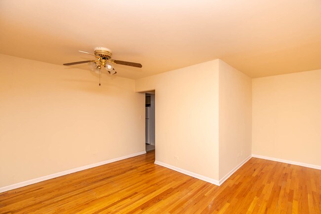 Building Photo - 1324 W Lunt Ave