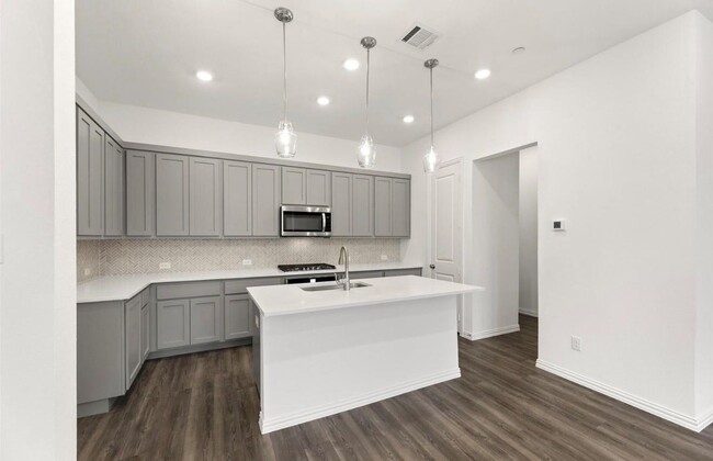 Building Photo - 1064 Old Rosebud Dr