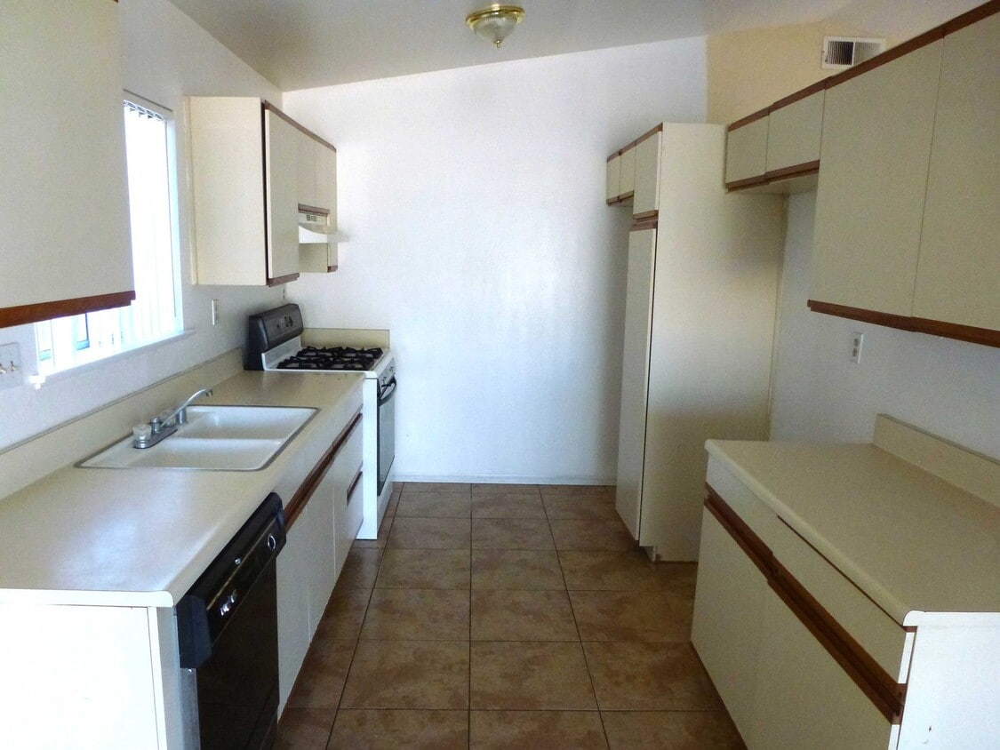 Foto del edificio - 2 BEDROOM PRICED RIGHT!