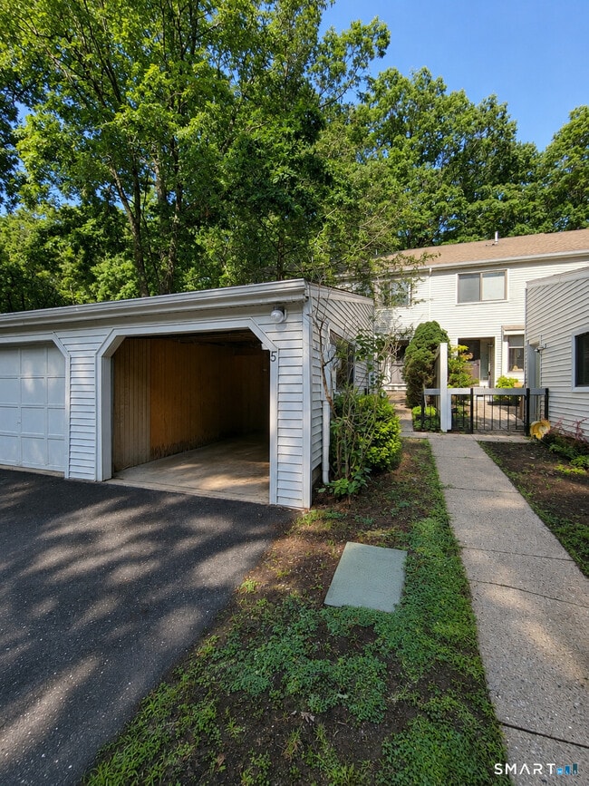 Building Photo - 5 Farmington Chase Crescent