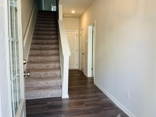 Building Photo - Stunning 3 bedroom, 3.5 bathroom townhome ...