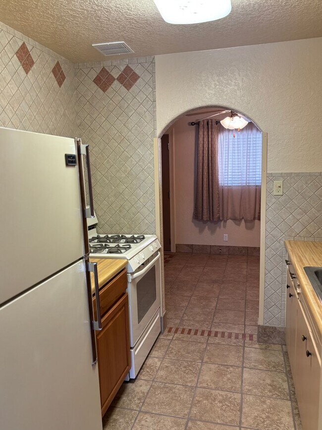 Building Photo - NEWLY REMODELED 1 BED 1 BATH