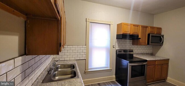 Building Photo - 136 Elm St