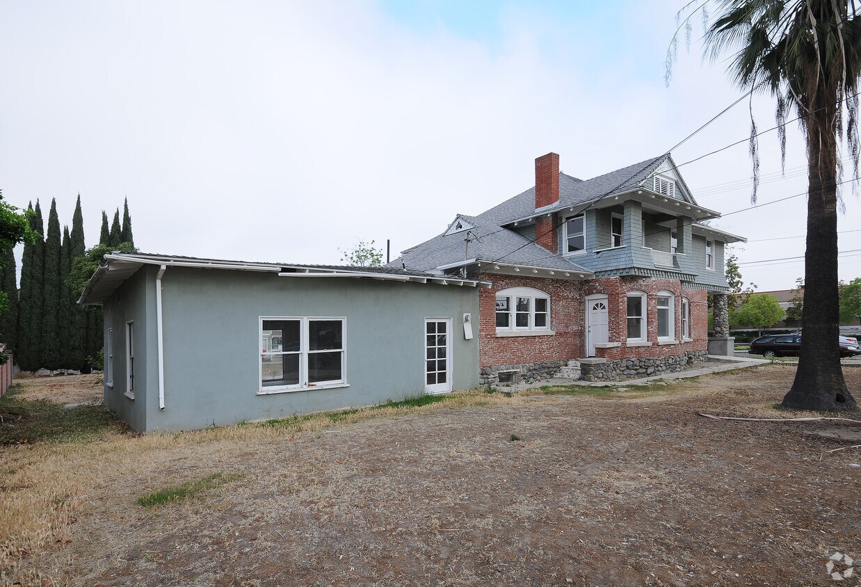 230 W Almond Ave, Orange, CA 92866 Apartments in Orange, CA