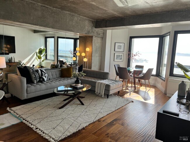 Foto del edificio - 6363 Christie Ave