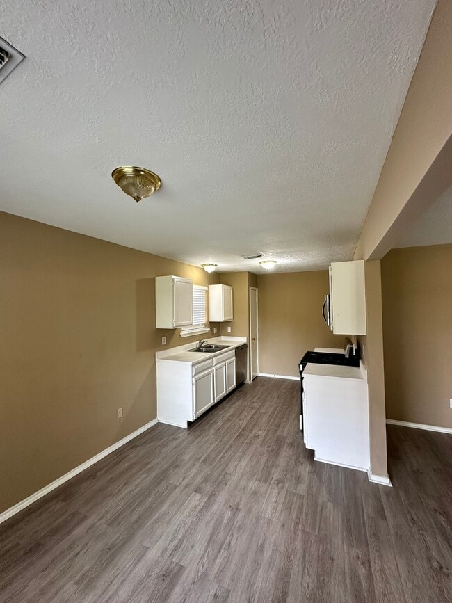 Building Photo - 6910 Bayou Crest Dr