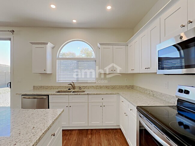 Building Photo - 7008 S 38th Ln