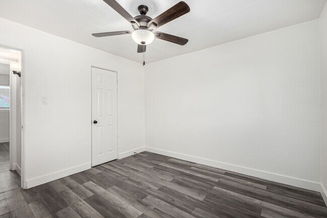 Building Photo - Two Bedroom with Washer/dryer! - 4 Weeks of Free Rent!