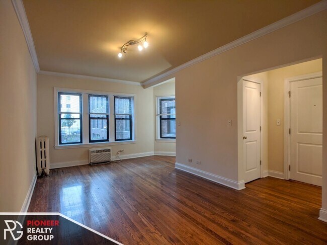 Building Photo - 746 W Addison St