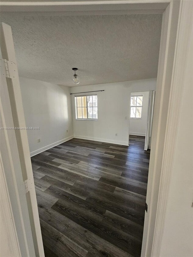 Foto del edificio - 2451 Centergate Dr