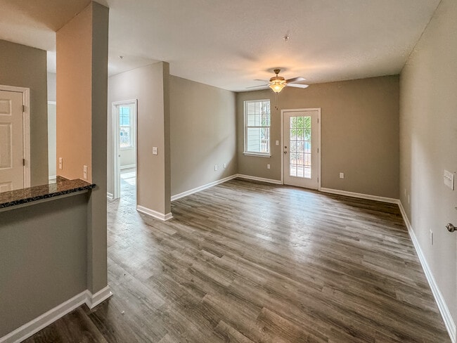 Building Photo - Pine Court