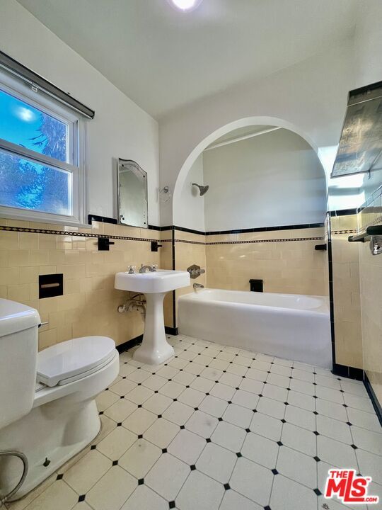 Building Photo - 1362 S Stanley Ave