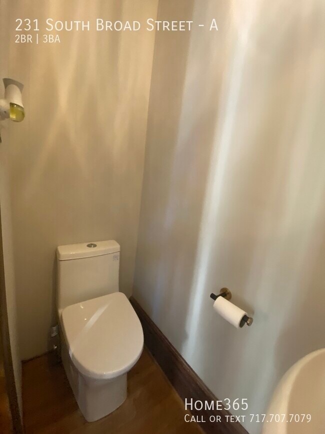 Building Photo - Beautiful Two Bedroom Apartment on South B...
