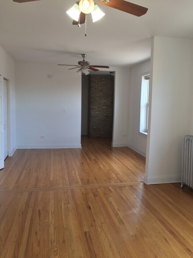 Building Photo - 2136 W Berteau Ave