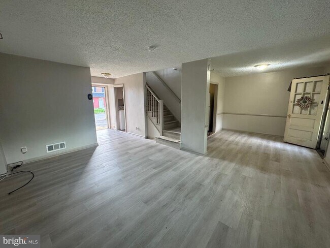 Building Photo - 39 N Pennewell Dr